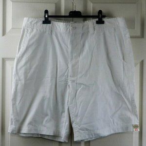 St. John’s Bay Men’s Legacy Flat Front White Shorts Size 40, I0 Inseam (S029)